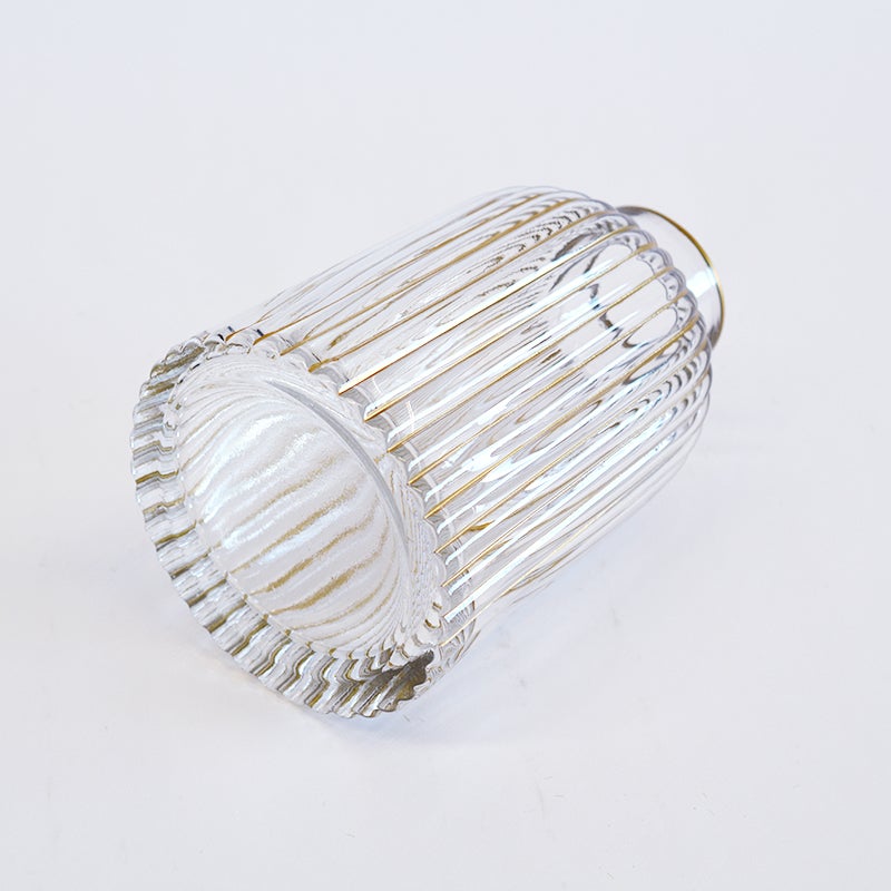 ガラス表面に施された凹凸のあるリブ加工が、光を複雑に屈折させ、水を入れた際もキラキラと美しく輝きます