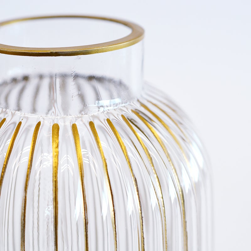 上品なアンティークゴールドの縁取り