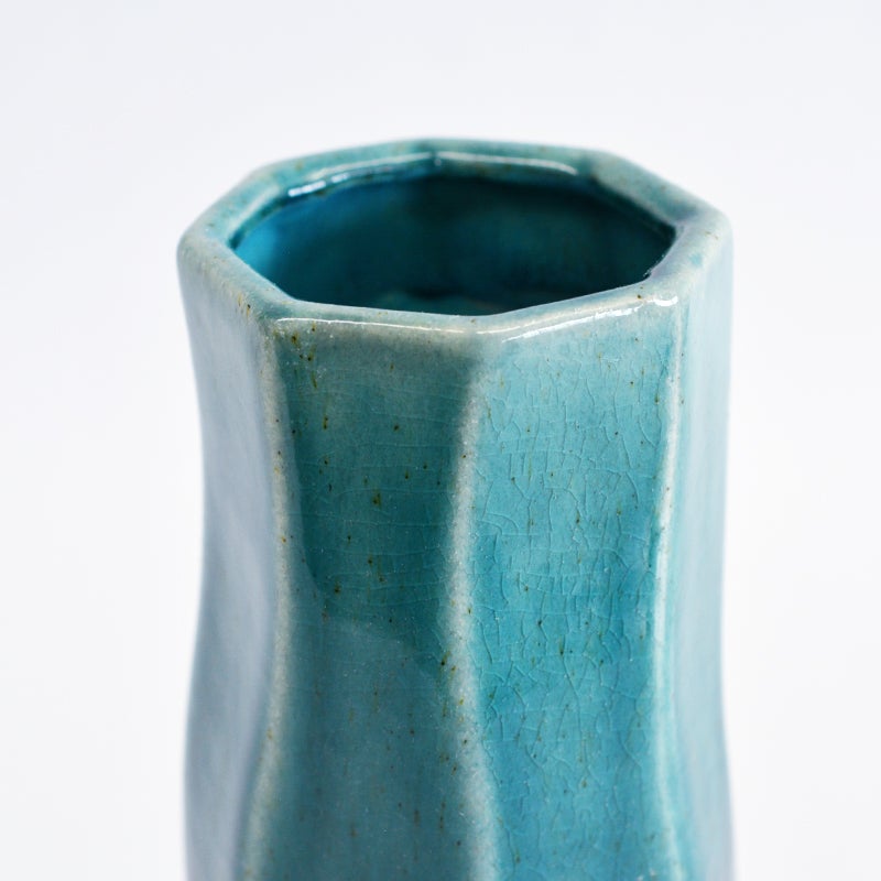 釉薬の層に広がる細かなひび割れ模様（貫入）が趣深い表情を出しています