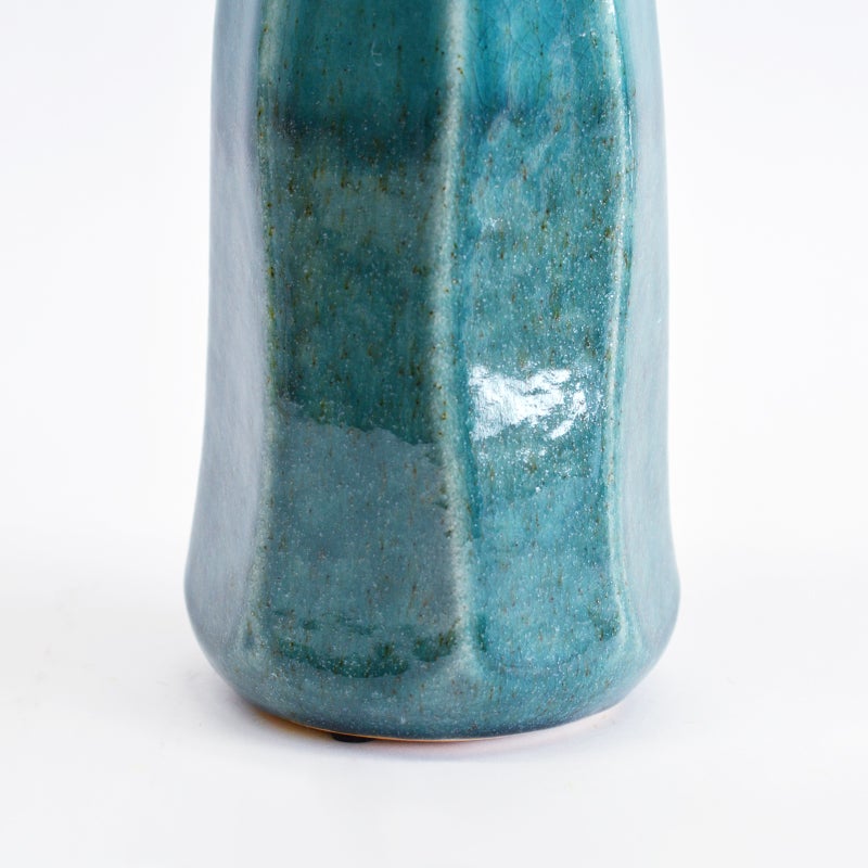 直線と曲線の絶妙なバランスが、モダンでスタイリッシュな印象を与えます