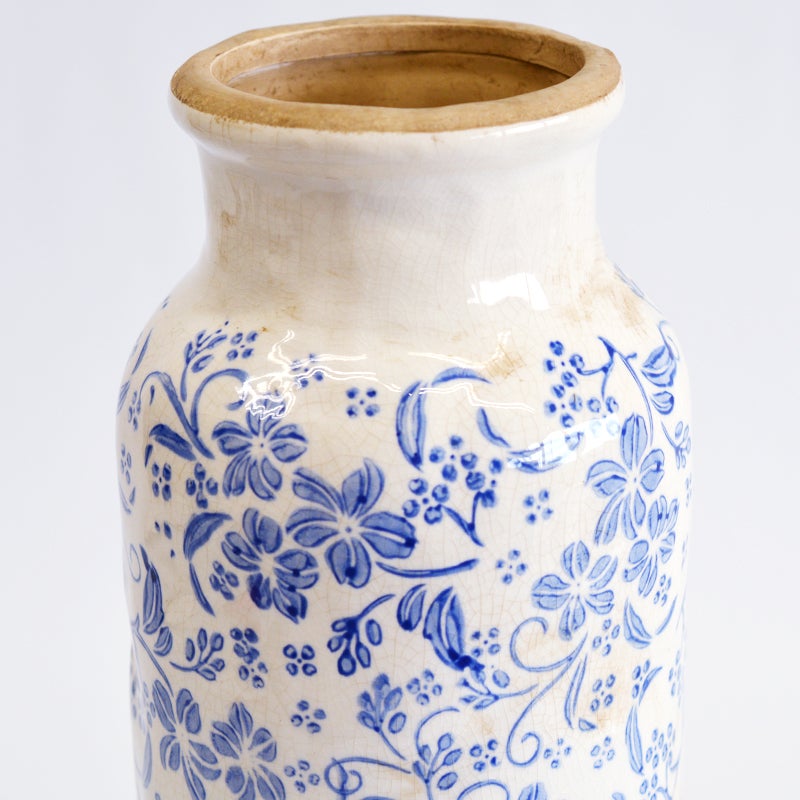 白地に映える鮮やかなブルーの植物柄