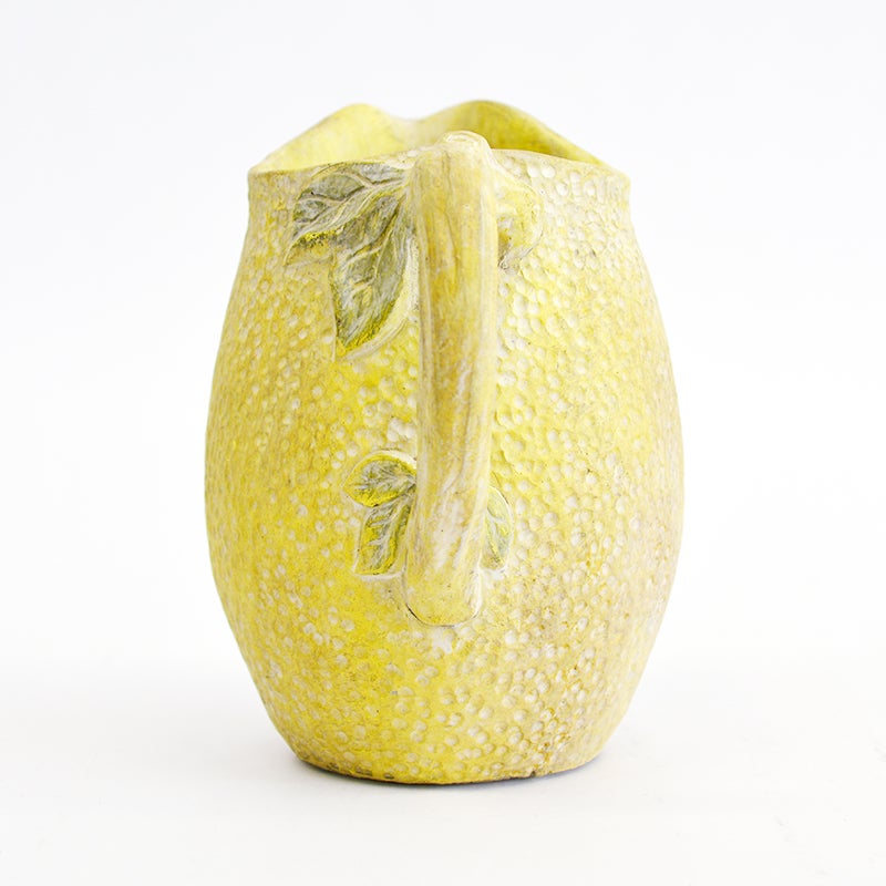 色の濃淡やかすれたような仕上げが施されています