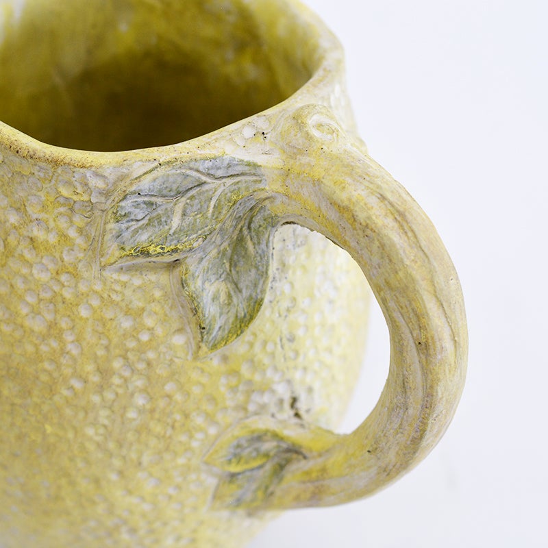 持ち手部分がレモンの「枝」や「茎」をイメージした形状になっています