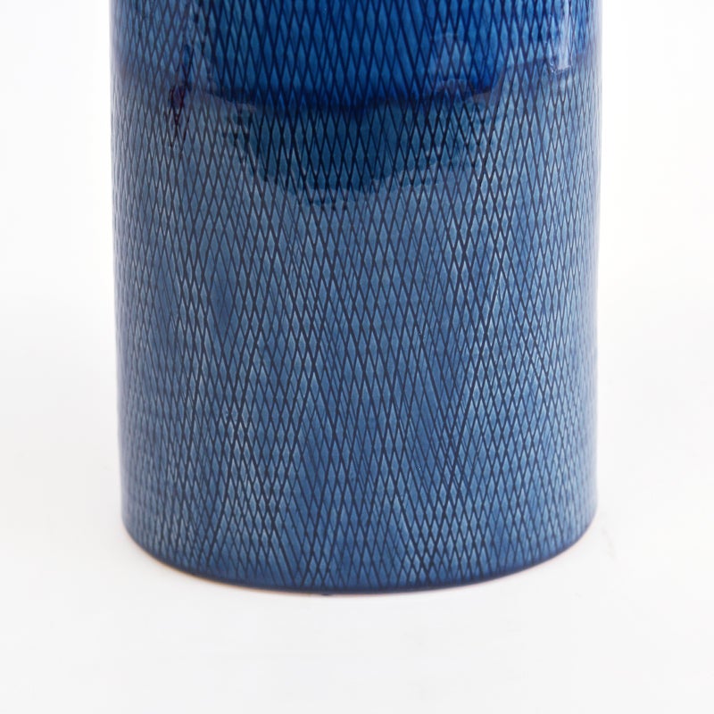 落ち着いた藍色のグラデーションが、インテリアに知的な静寂と上質なアクセントをもたらします