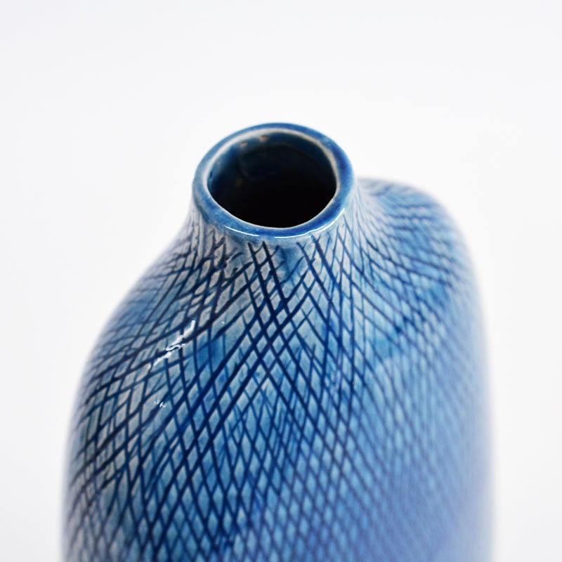 口元が絞られた活けやすい形状