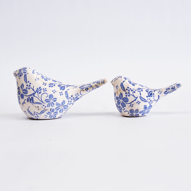 白地に青い花模様をあしらった、東洋と西洋が融合したデザインです