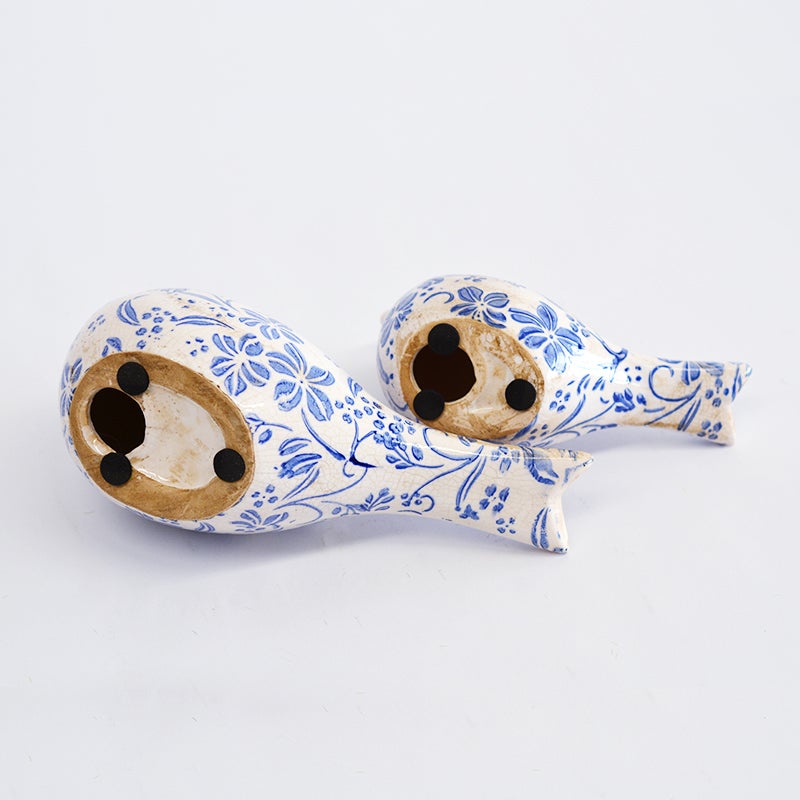 裏面にはクッションが施されテーブルや棚を傷めません