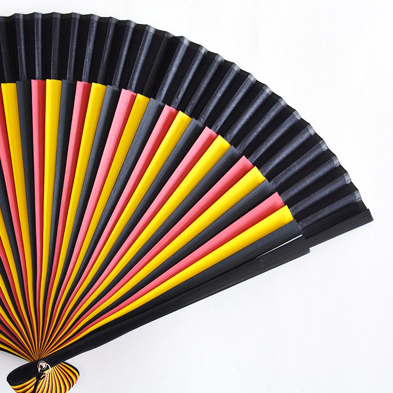 放射状のグラフィカルなデザインです