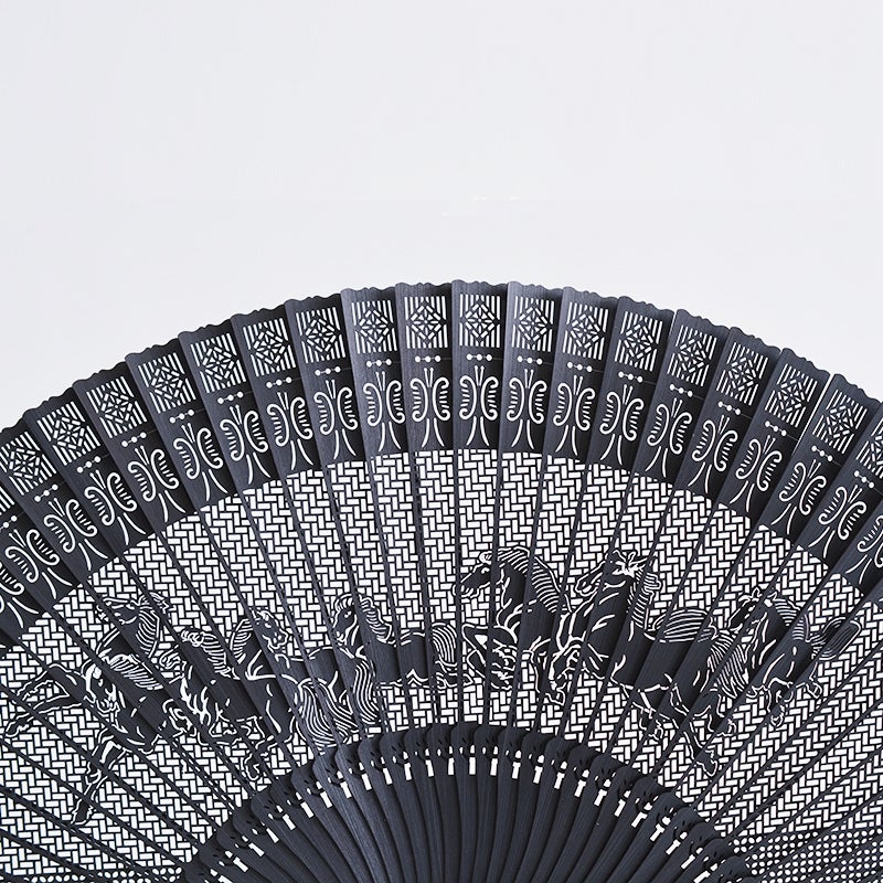 縁起のよい末広がりの「八頭馬」デザイン