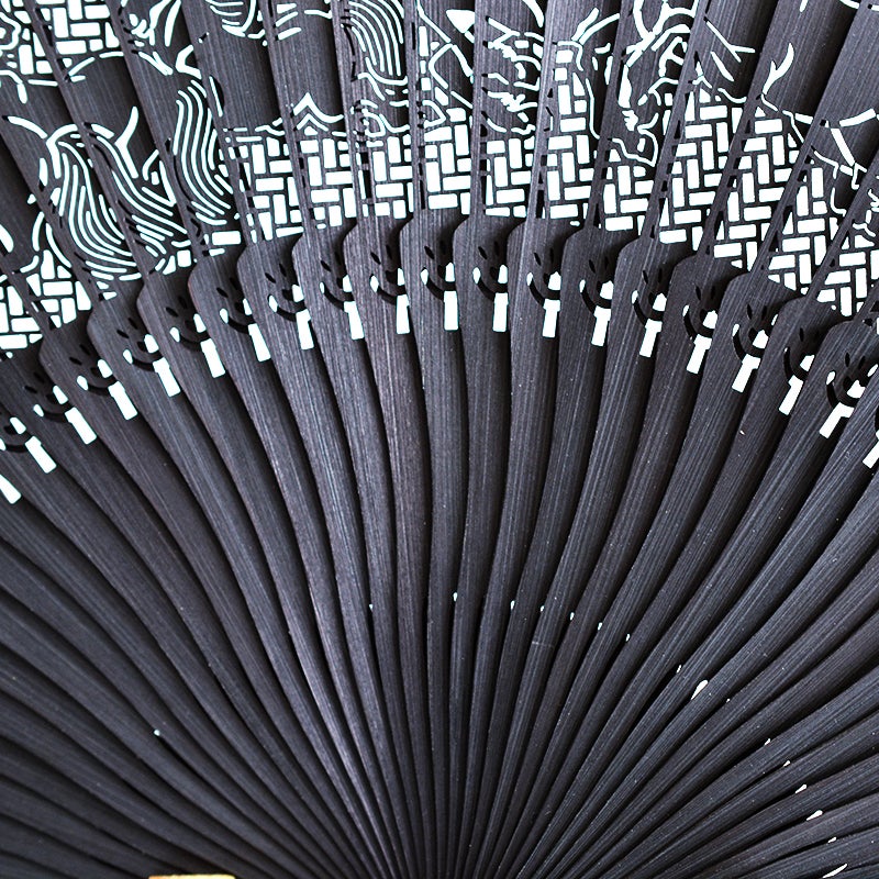 緻密な「透かし彫り」技法