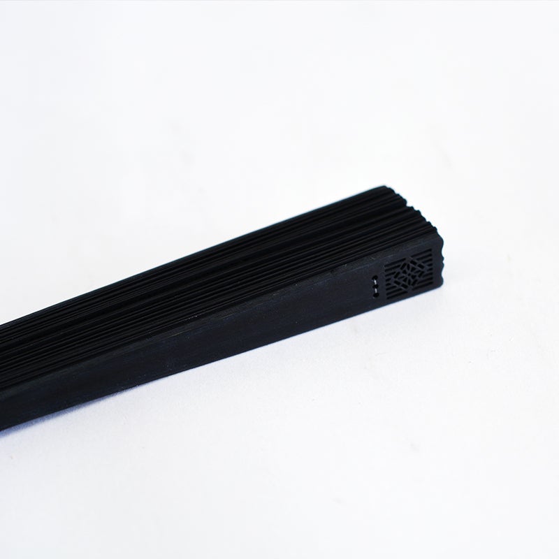 凛とした「漆黒」のカラー