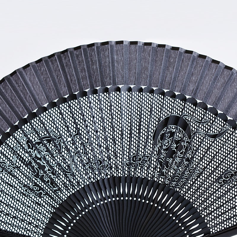 竹骨を精巧にくり抜く「透かし彫り」を施し、光にかざした際のちま陰影の美しさが際立す