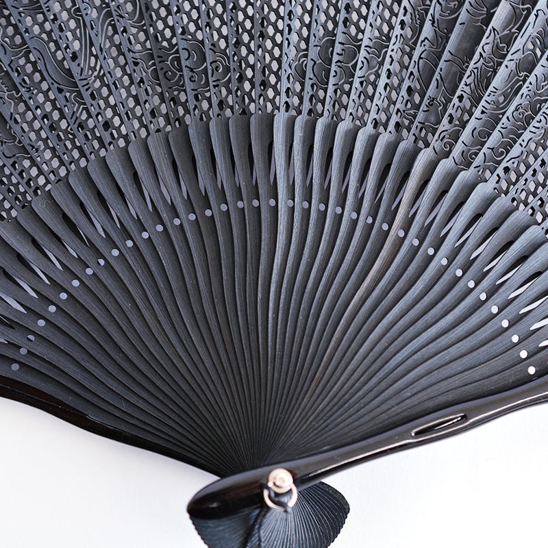 扇面・扇骨ともに黒で統一