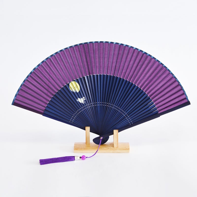 上部の艶やかな「紫」と下部の深みのある「紺」の2色使いが、モダンで洗練された印象