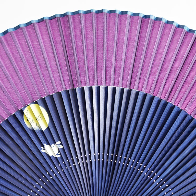 夜空を象徴する紺色の扇骨に月とうさぎが描かれています