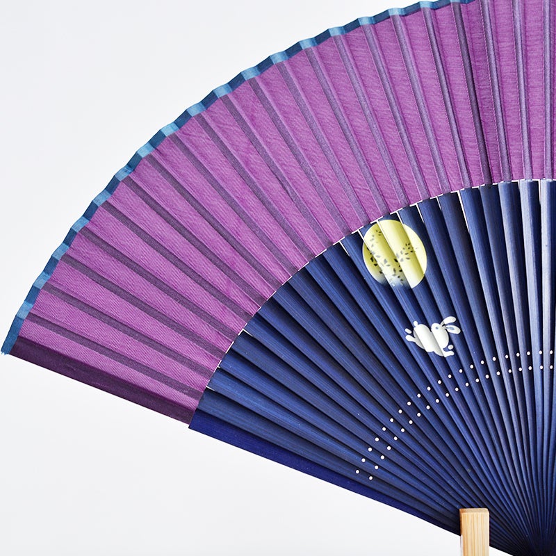 月夜の静寂を感じさせる配色