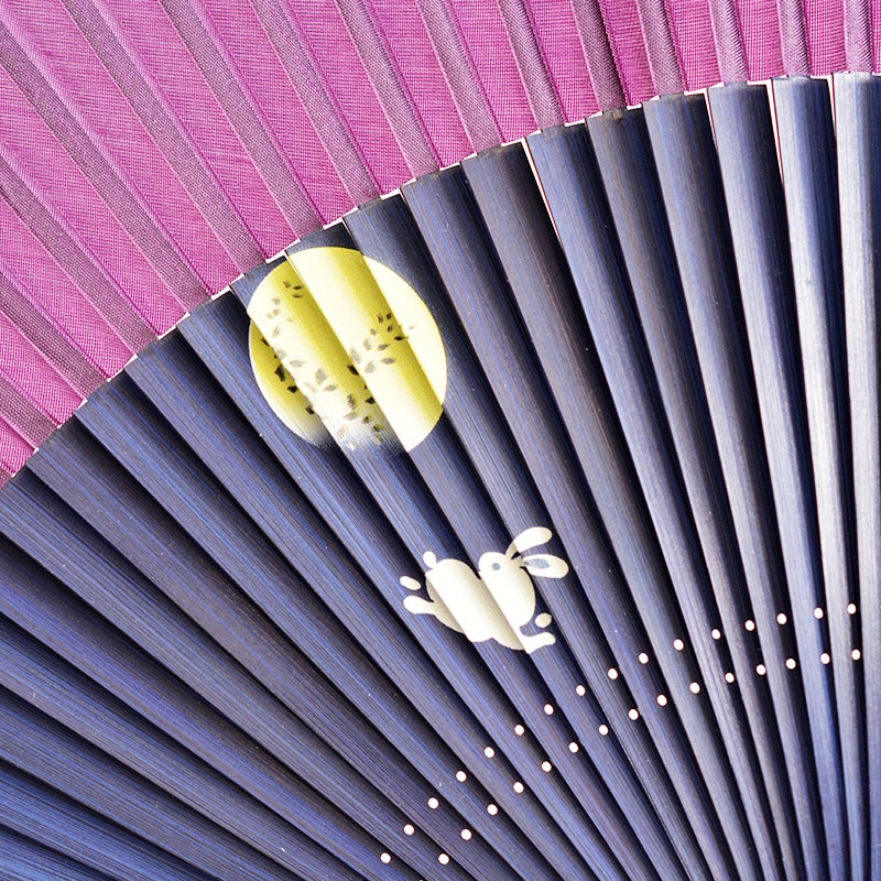 満月を見上げるような白うさぎのシルエットが繊細に描かれています