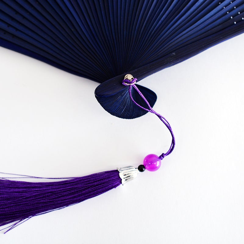 要の部分には、扇面の色に合わせた紫の房があしらわれ、手元を優雅に彩ります