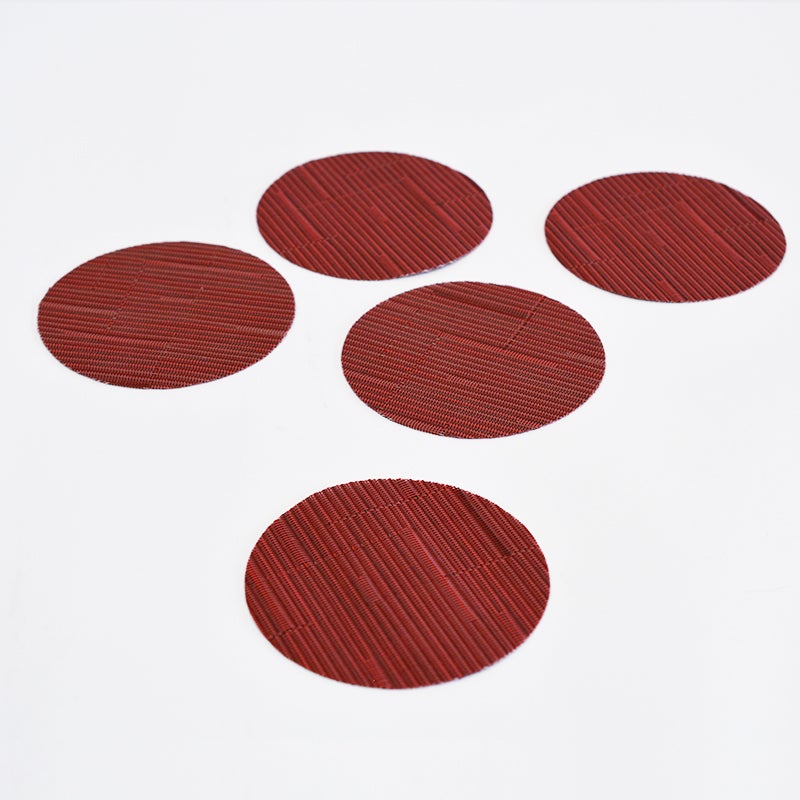 適度な柔軟性とグリップ力があり、グラスが滑りにくく、テーブル面を傷から守ります