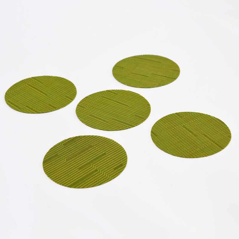 適度な柔軟性とグリップ力があり、グラスが滑りにくく、テーブル面を傷から守ります