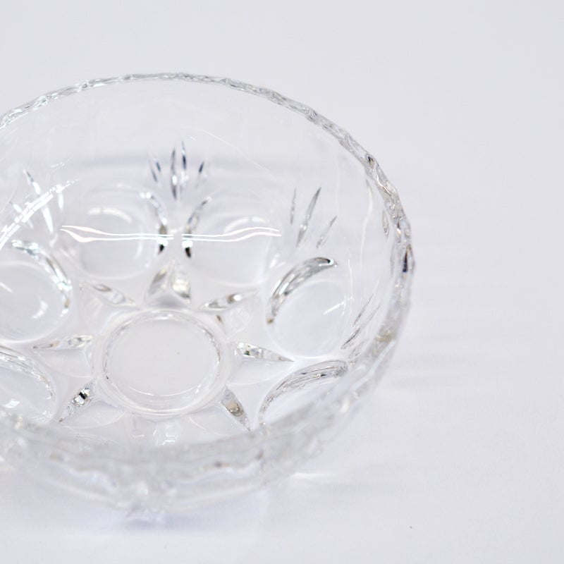 独特のカットが、光を複雑に反射させます