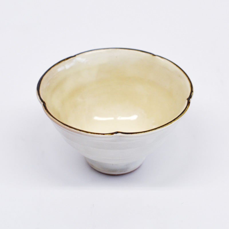 優美な輪花のフォルム