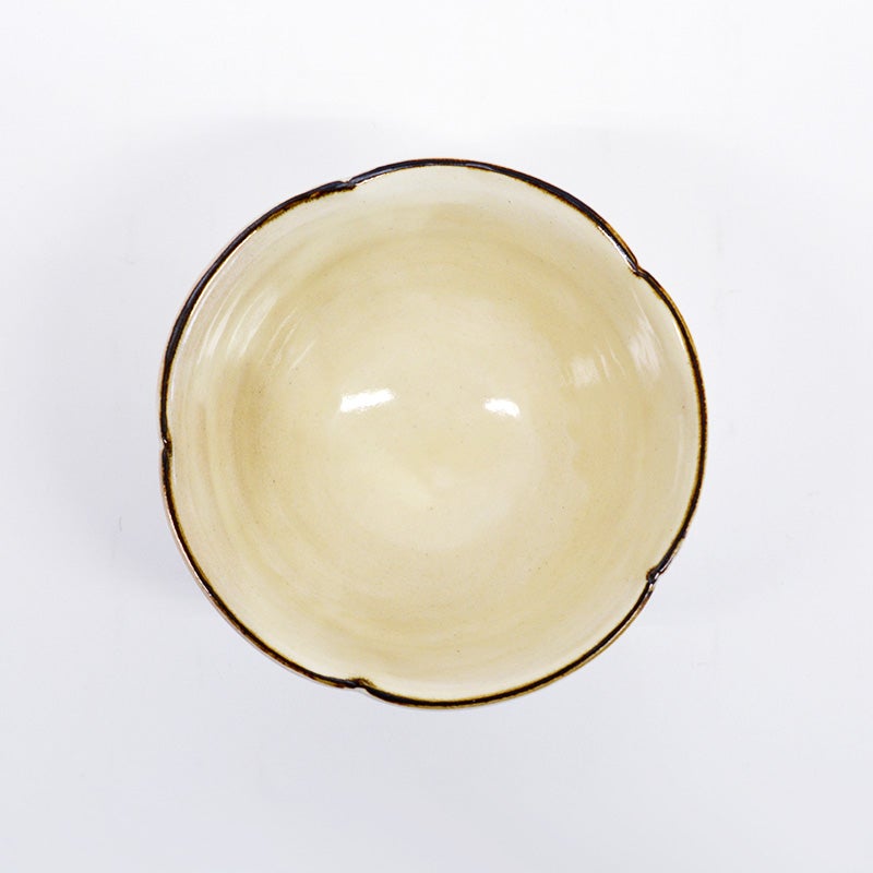 花びらを模した口縁の曲線が、食卓を華やかに演出します