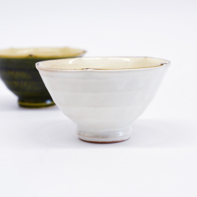 釉薬のムラや垂れ、鉄粉など、一つひとつに独自の個性が宿っています