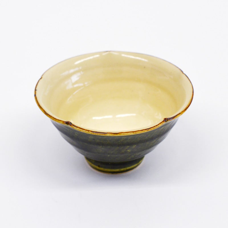 緑釉と内側の明るい色合いの対比が美しく、料理を際立たせます