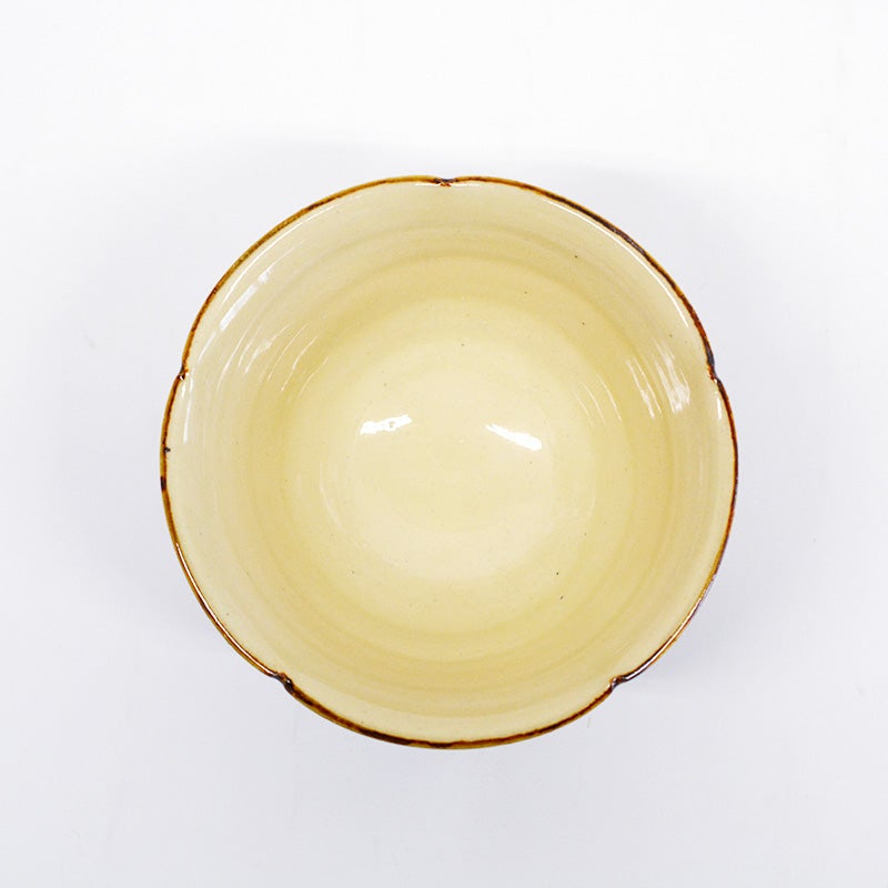 花びらを模した口縁の曲線が、食卓を華やかに演出します