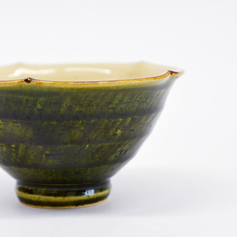 側面にあしらわれた凹凸が、手に馴染む質感と視覚的なリズムを与えます