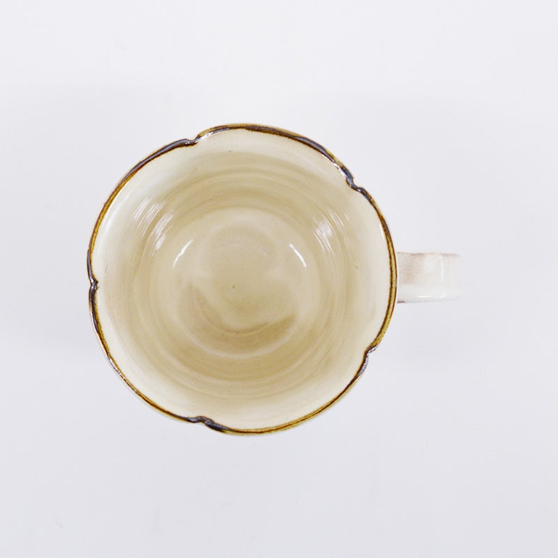 上から見ると花の形に見える形状です