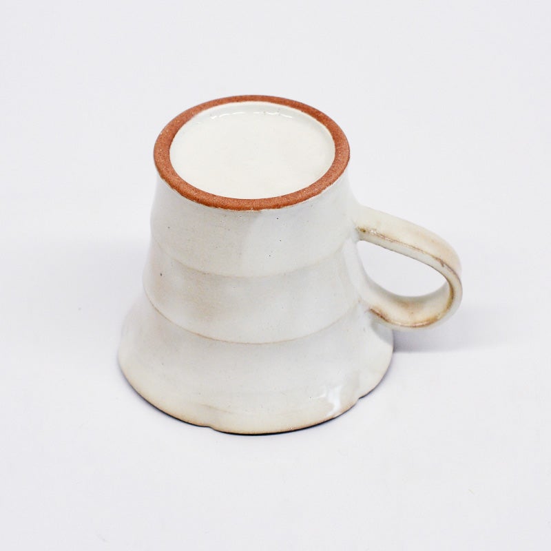 手仕事の風合いを感じる趣のあるマグです