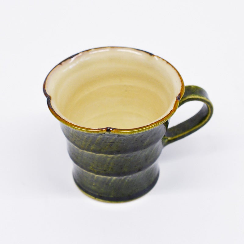 深みのある美しい緑色の織部釉