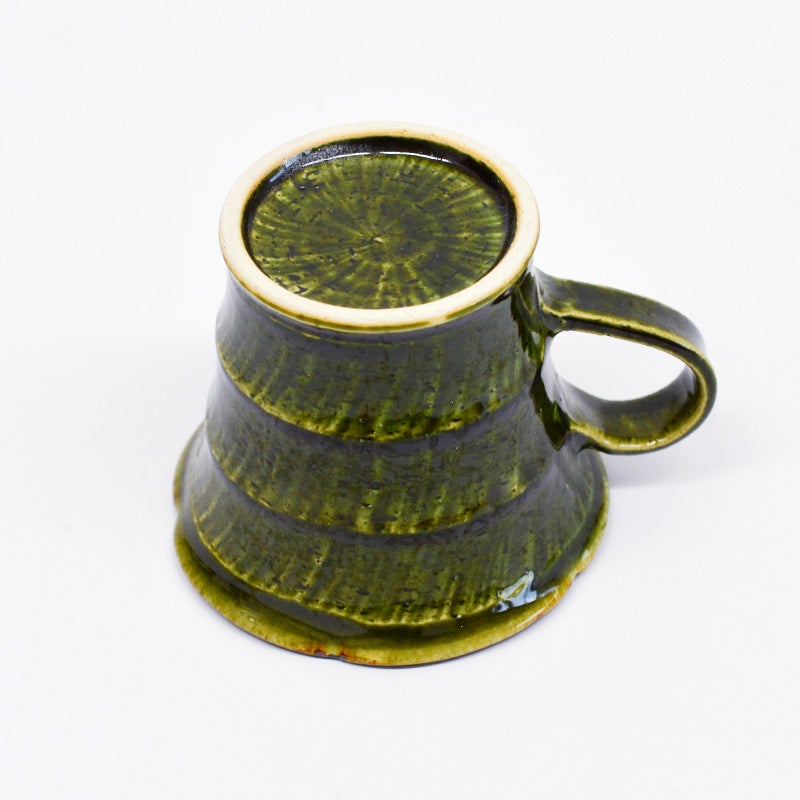 手仕事の風合いを感じる趣のあるマグです