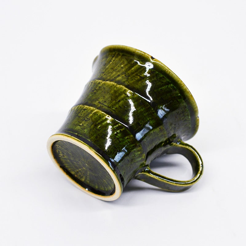 色の濃淡や形に個体差があり、一点もののような趣