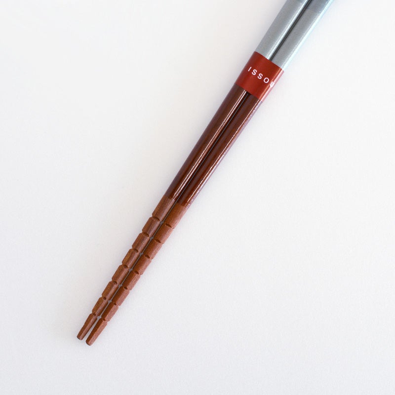 箸先に特殊な「すべり止め加工」を施し、麺類、小さな豆などもしっかりと掴めます