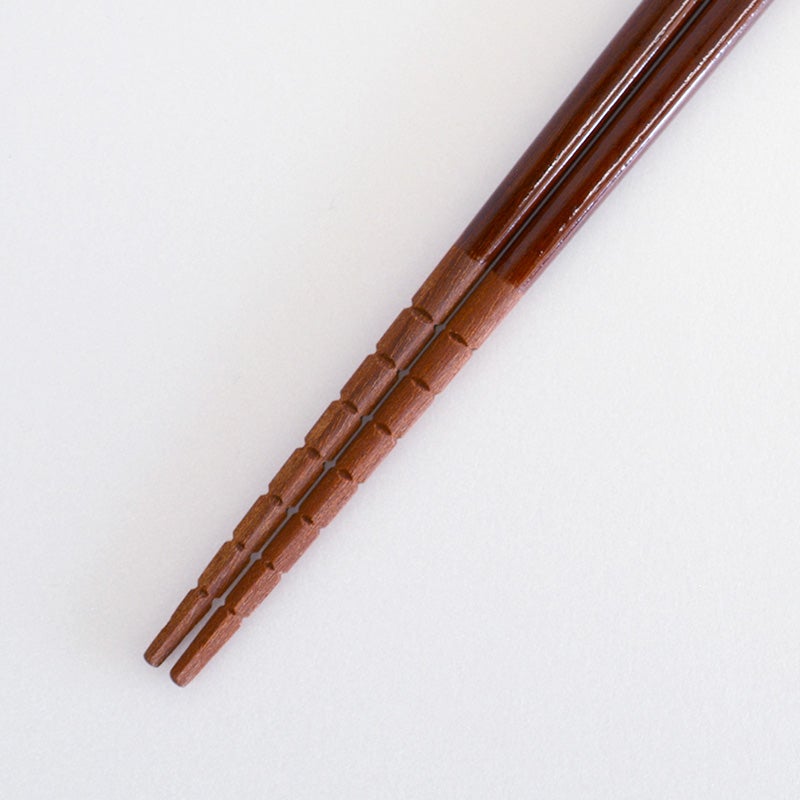 こだわりの箸先、特殊加工で驚異のホールド力