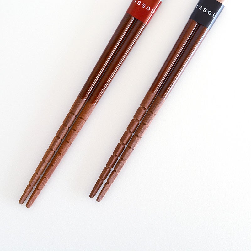 箸先に特殊な「すべり止め加工」を施し、麺類、小さな豆などもしっかりと掴めます