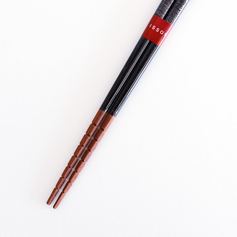 箸先に特殊な「すべり止め加工」を施し、麺類、小さな豆などもしっかりと掴めます