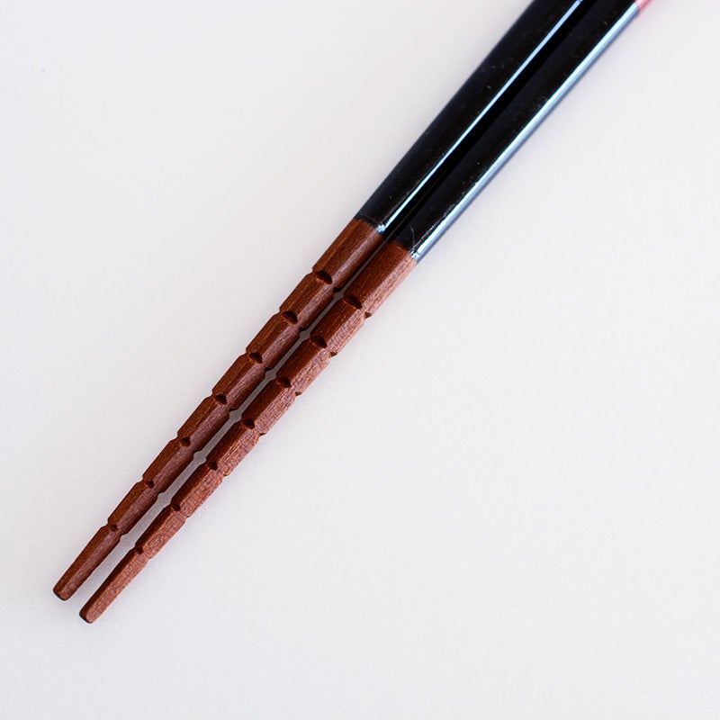 こだわりの箸先、特殊加工で驚異のホールド力