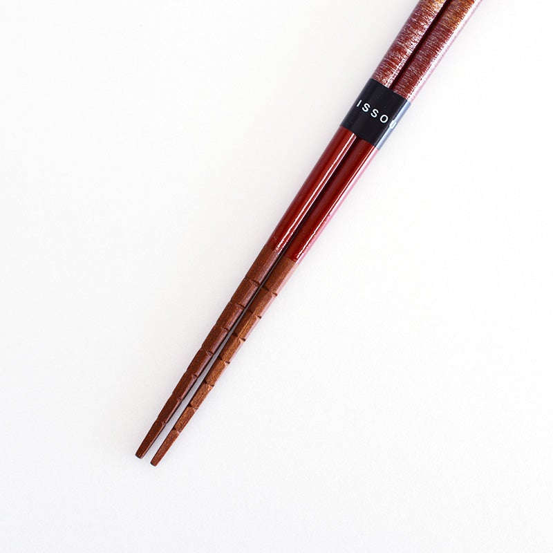 箸先に特殊な「すべり止め加工」を施し、麺類、小さな豆などもしっかりと掴めます