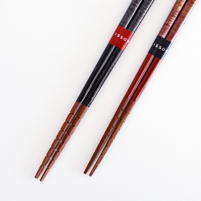 箸先に特殊な「すべり止め加工」を施し、麺類、小さな豆などもしっかりと掴めます