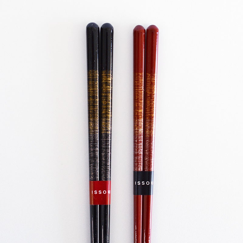 光の当たり方で表情を変える上品な輝き