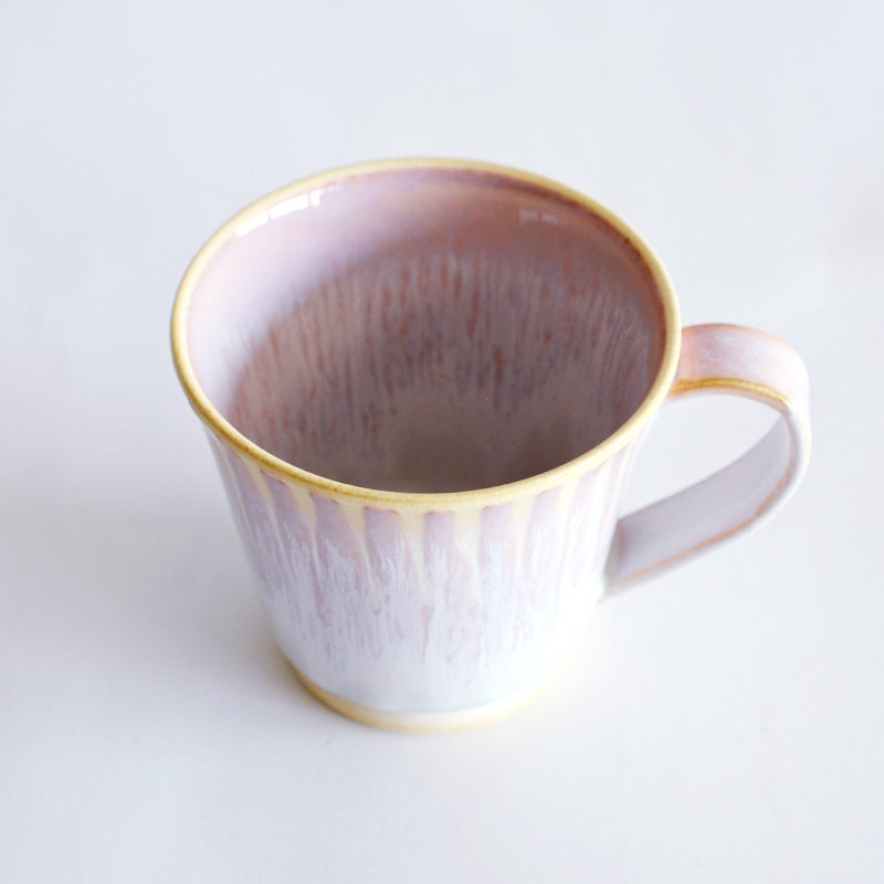 縦に線を引く伝統的な十草文様を現代的にアレンジし、スタイリッシュながらも和の温もりを感じさせます