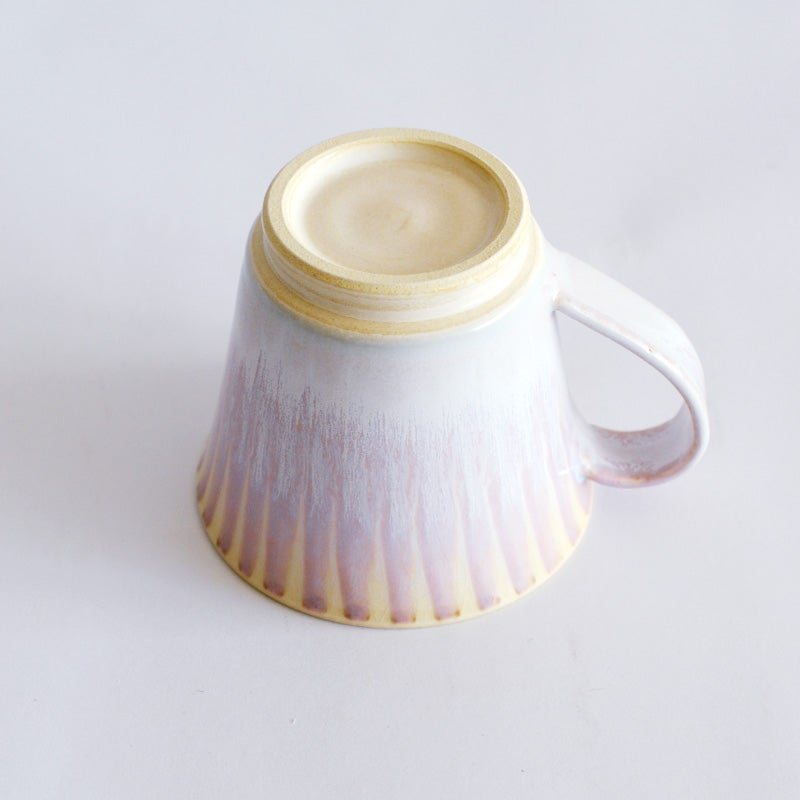 手作業で釉薬を施しているため、色の混ざり具合や垂れ方がすべて異なり、世界に一つだけの表情を楽しめます