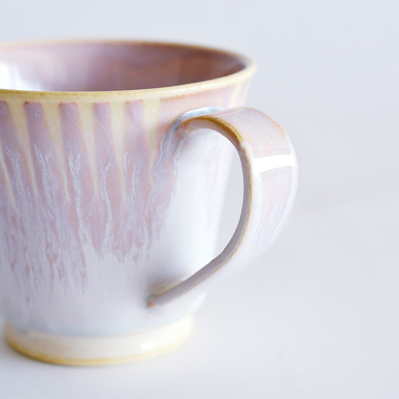 淡く上品なカラーリングは、どんなインテリアや食器にも似合います