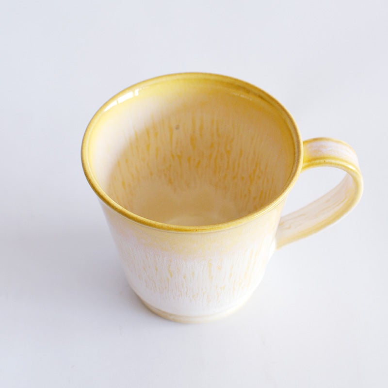 鮮やかで温かみのあるイエローが食卓を明るく彩ります