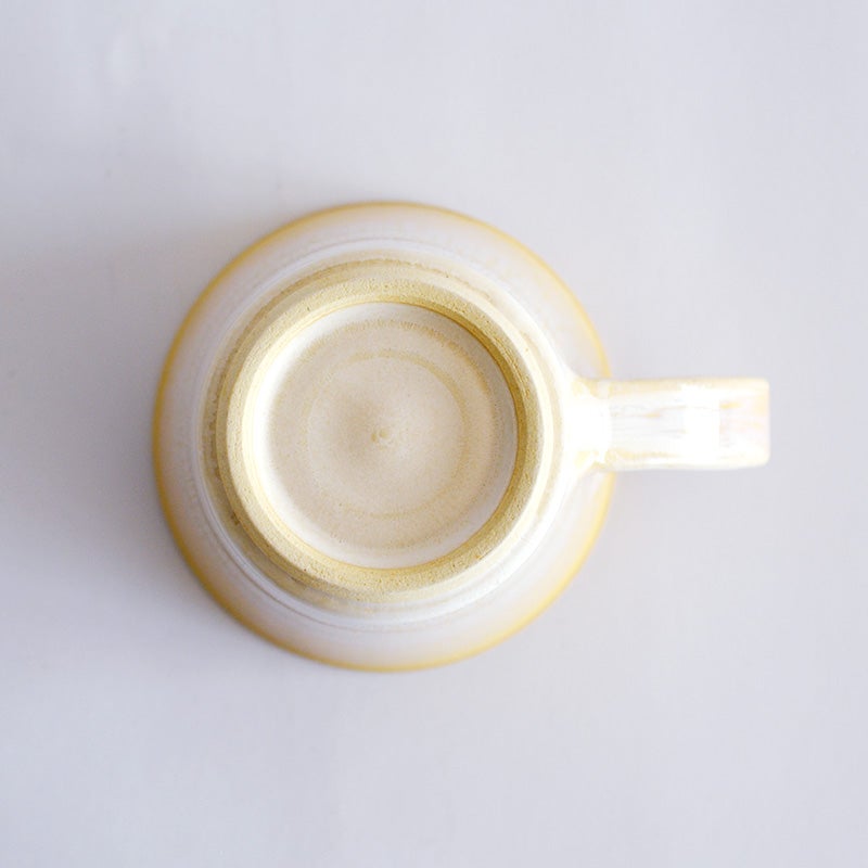 底部にはしっかりとした段差（高台）があり、テーブルの上での安定感があります