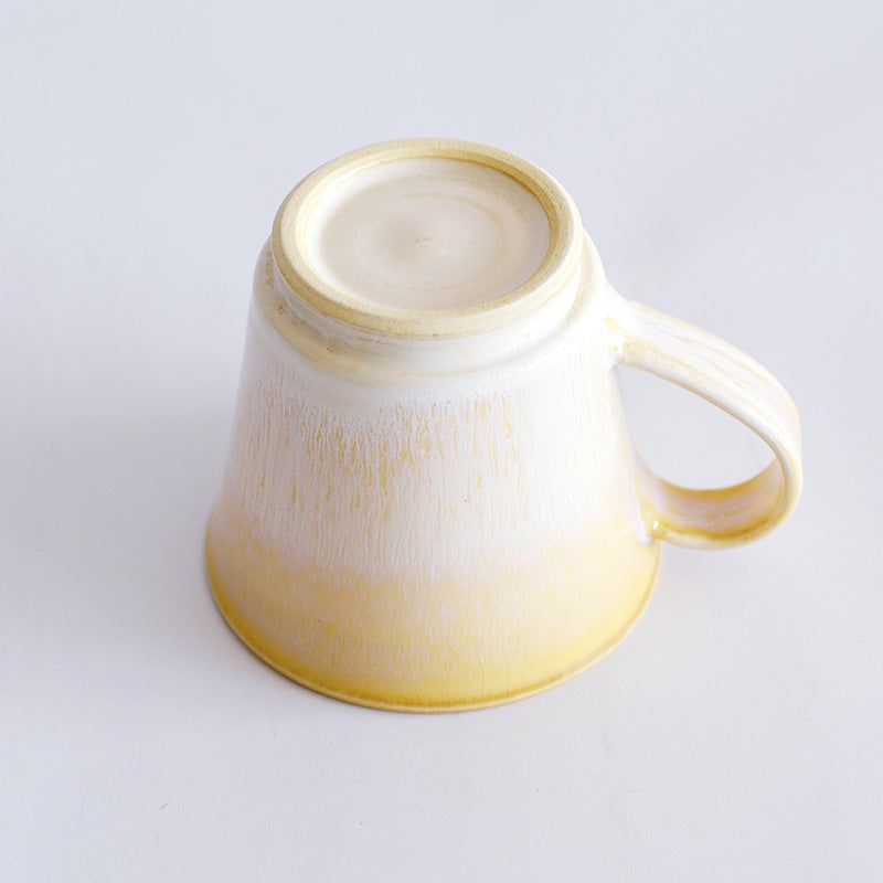 複数の釉薬を重ねることで生まれる繊細な色彩